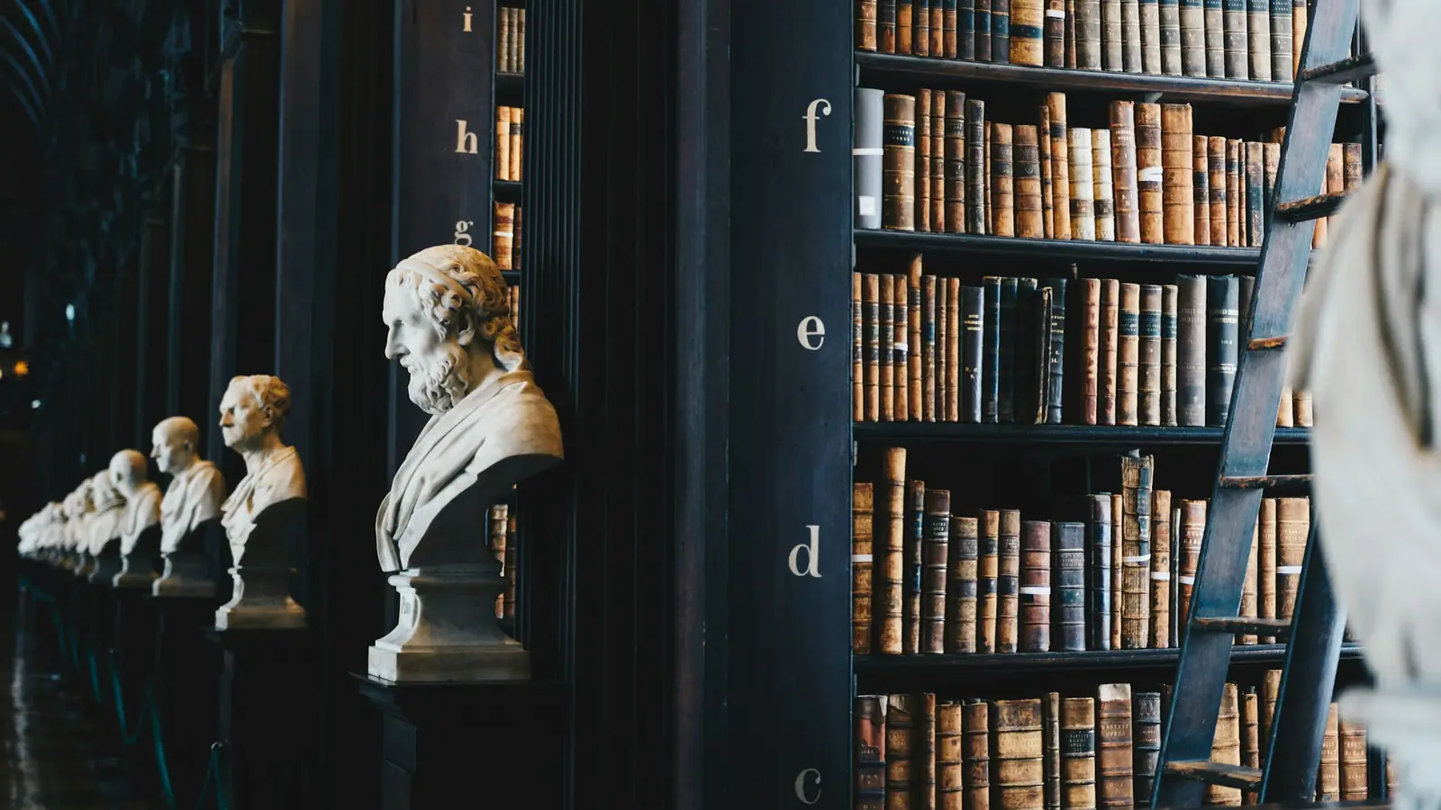 Biblioteca con libros antiguos