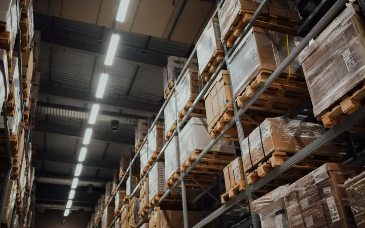 Bodega con estantes llenos de cajas