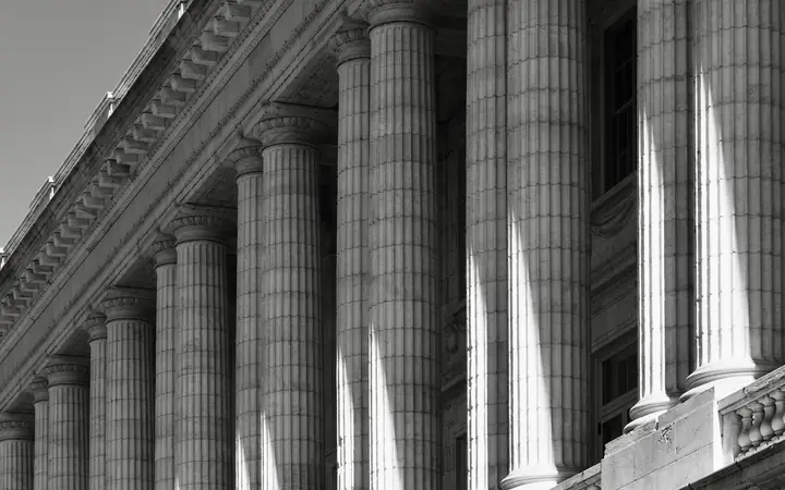 Columnas de un edificio clásico en blanco y negro