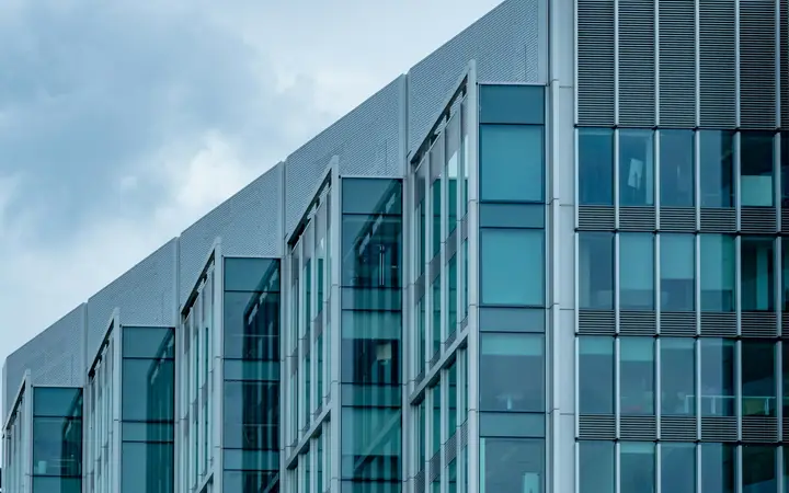 Fachada de un edificio de oficinas con ventanales