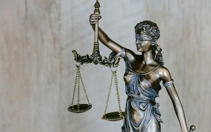 Estatua de la justicia con balanza
