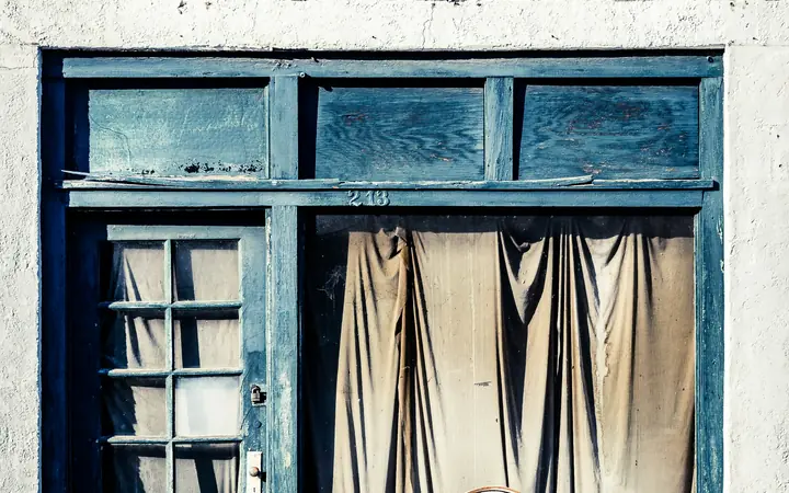 Fachada de un local comercial con puerta oscura