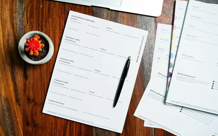 Documentos y un lápiz sobre una mesa de madera