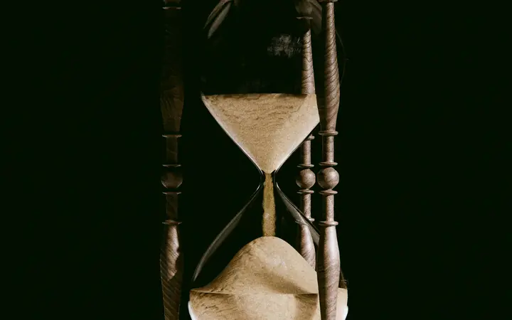 Reloj de arena antiguo con arena cayendo