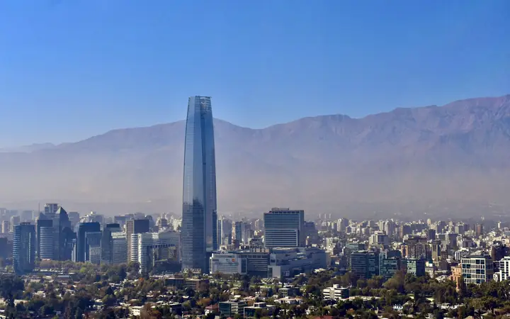 Vista de Santiago con sus edificios y la cordillera de fondo