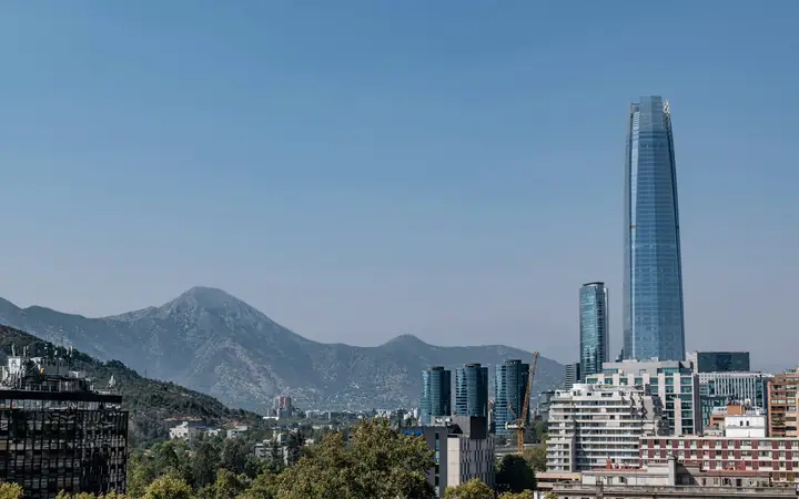 Edificios del sector oriente de Santiago con cerros al fondo