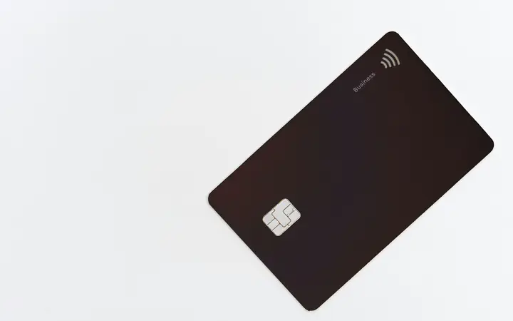 Tarjeta bancaria negra sobre fondo blanco